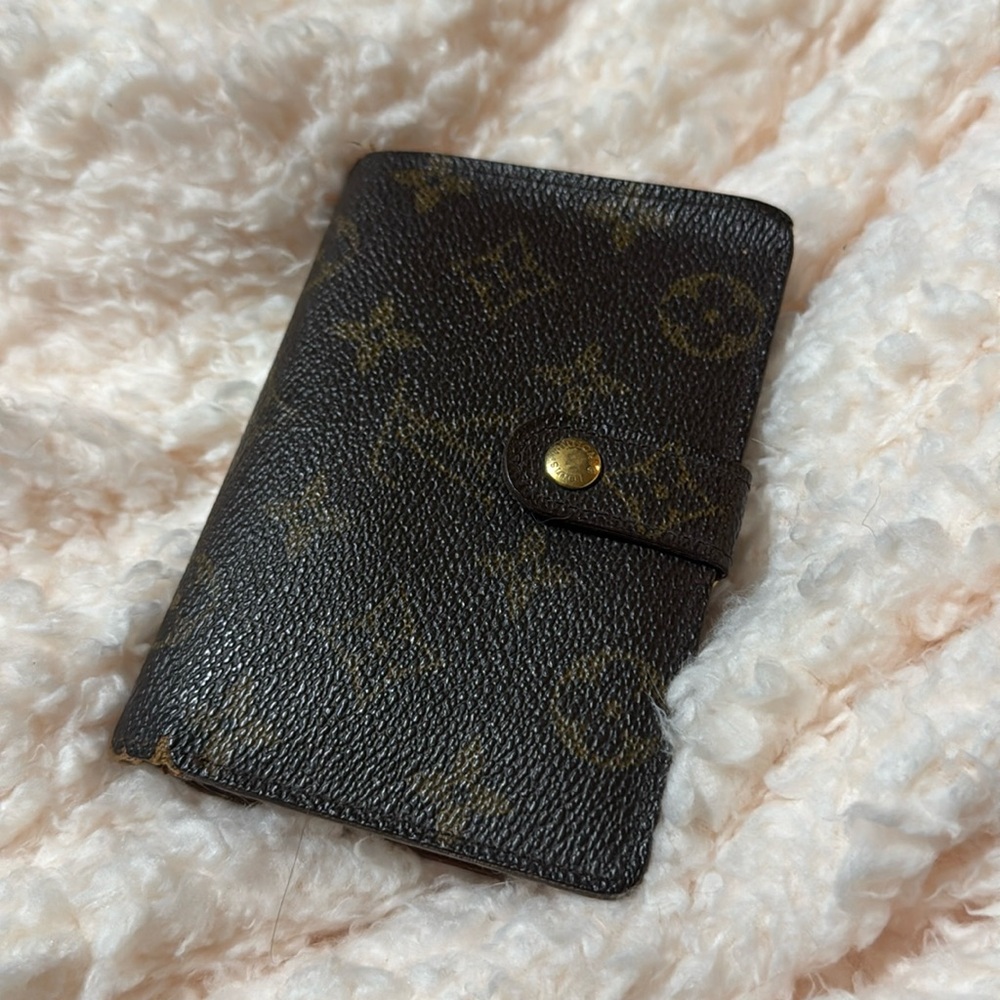 LV kiss lock wallet